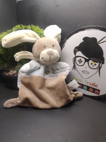 Nicotoy Cuddles doudou lapin bleu beige marron écharpe roue croix crème Plat