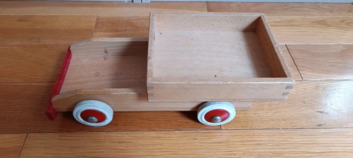 Grosse voiture en bois - photo numéro 2