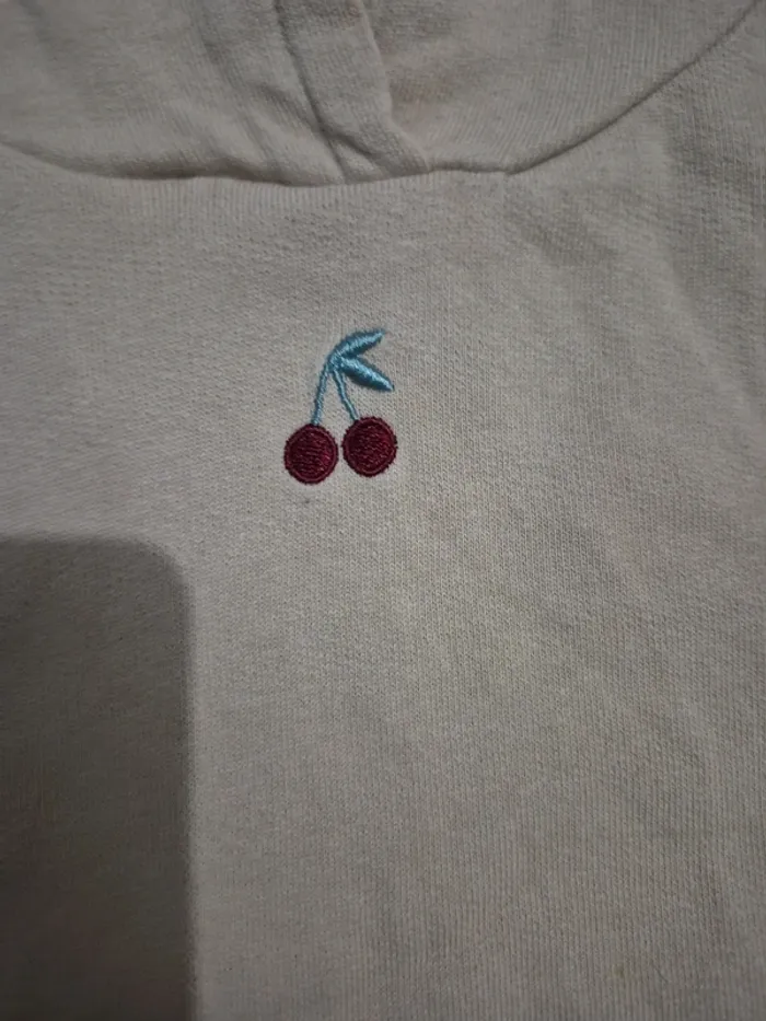 Sweat à capuche beige motif cerise - photo numéro 2