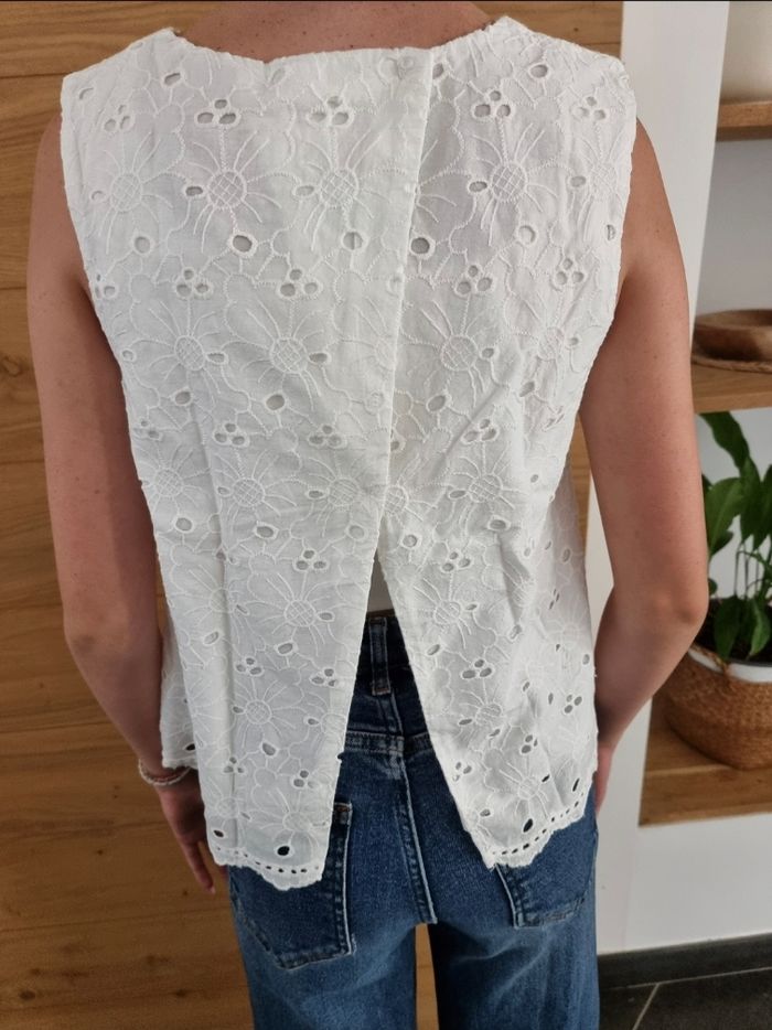 Top blanc broderie anglaise 
Zara
Taille 11/12 ans - 152 cm
Excellent état - photo numéro 3