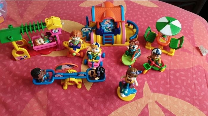 Lot de bonhommes et leurs jeux