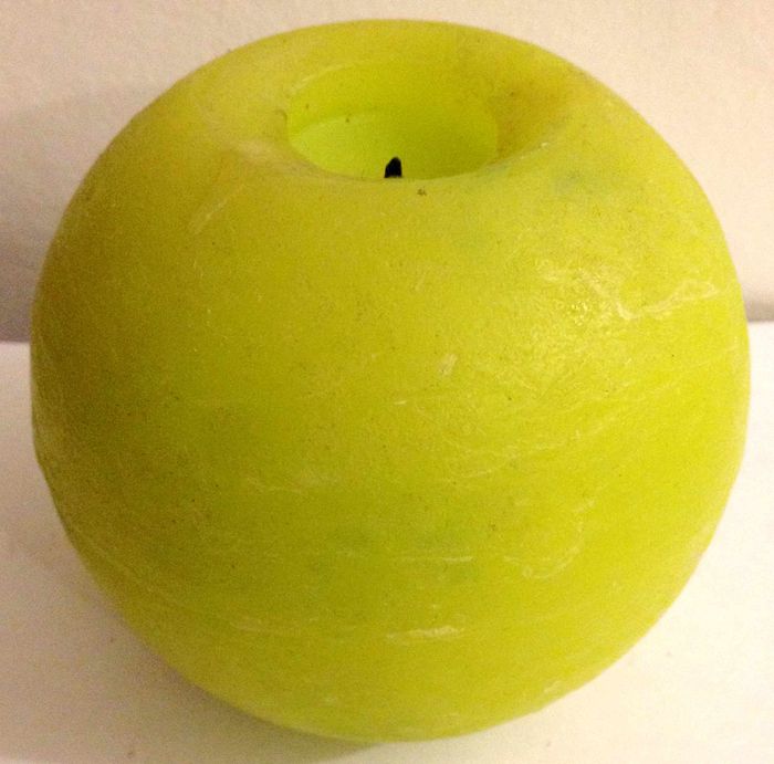 Bougie jaune pomme de forme ronde pour festivité ou autre - photo numéro 3