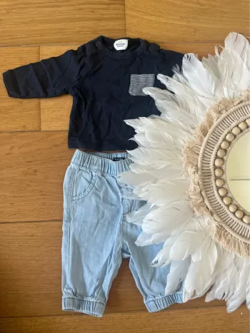 Ensemble bébé 3 mois – Haut marine + pantalon jean léger – Très bon état