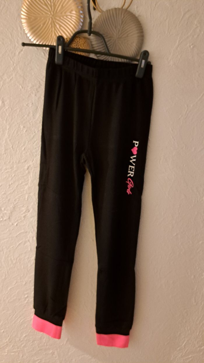 Bas de jogging Bas de jogging 
Je n accepte aucune offre 
Taille 14 ans
Jamais mis - photo numéro 2