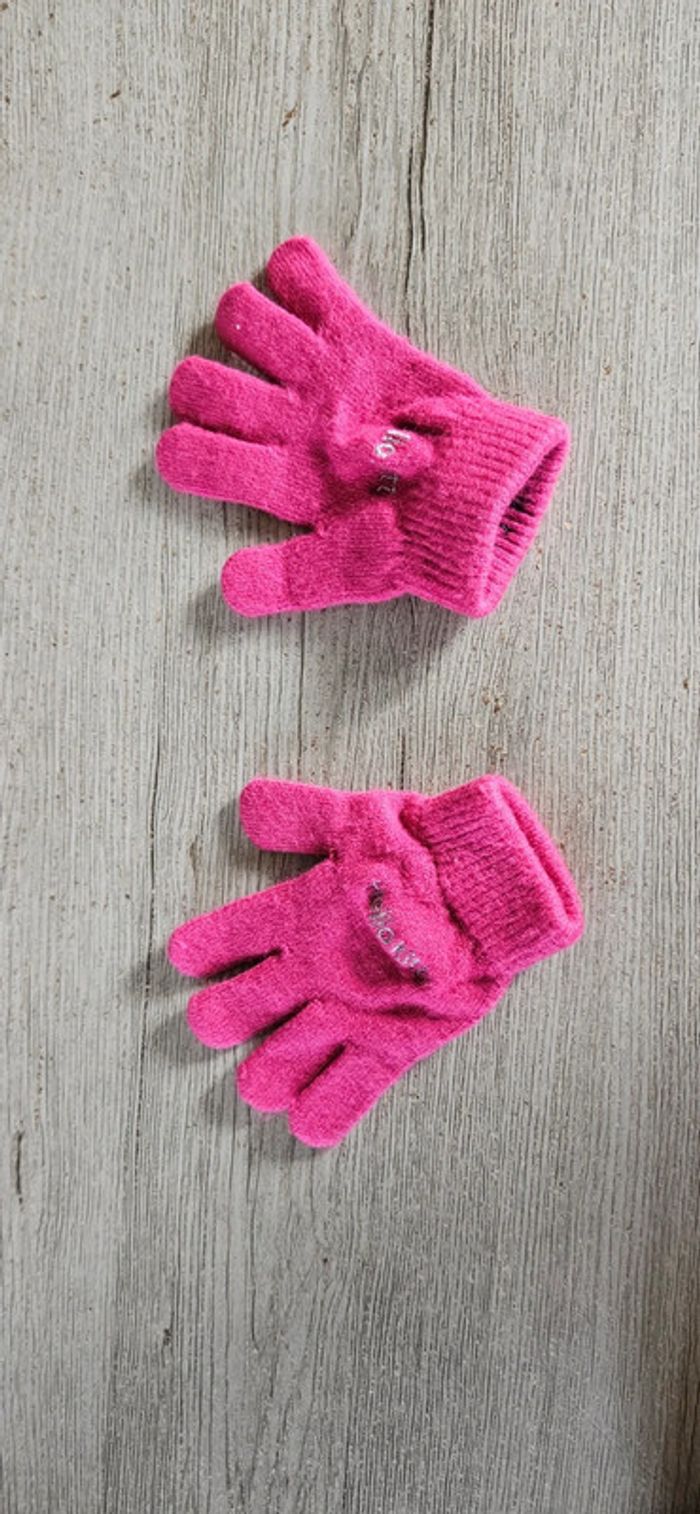 Une paire de gants rose fushia pour fille, taille 5 à 8 ans, bon état
