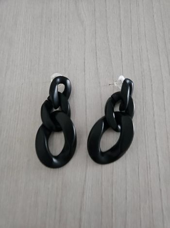 Boucle d'oreille chaîne noire