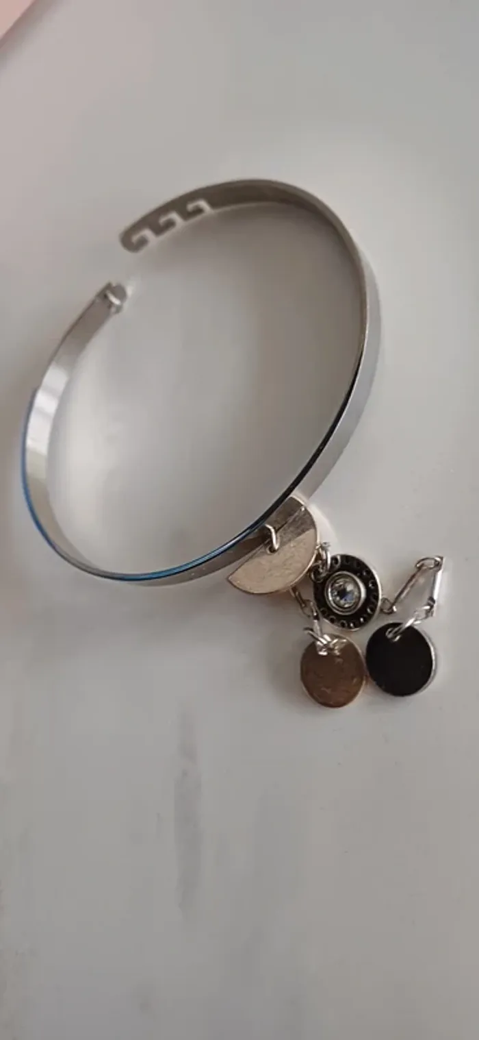 Bracelet argenté avec pendentifs décoratifs - photo numéro 2