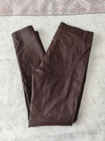 Pantalón pitillo de polipiel de color marrón chocolate de Stradivarius