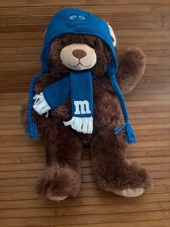 Neuf doudou ours marron écharpe bonnet bleu m&ms world