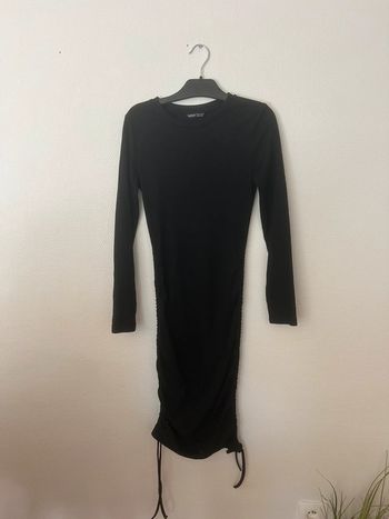 Robe moulante à cordons