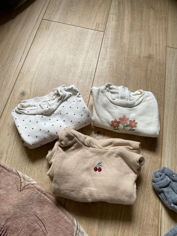 Lot une robe et 4 pulls 1 mois