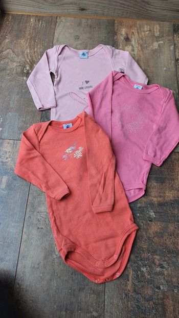 Lot de body petit bateau 12 mois en très bon état 🙂 sauf un tâché