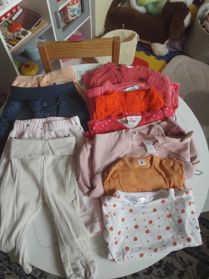 Lots de vêtements pour bébé de 6 mois en bon état. - photo numéro 3
