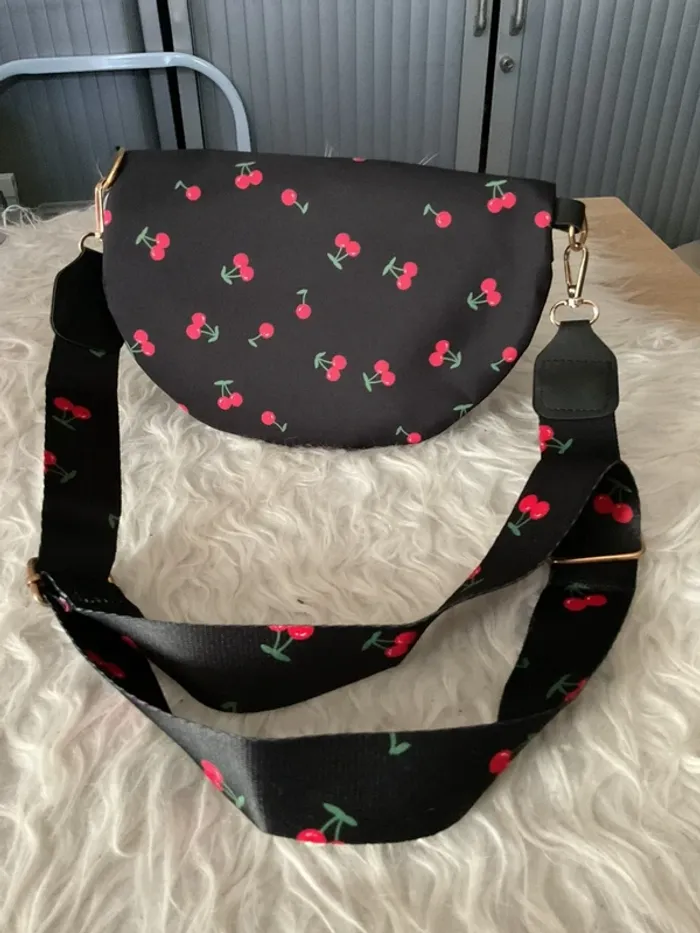 Sac banane « cerises » neuve - photo numéro 3