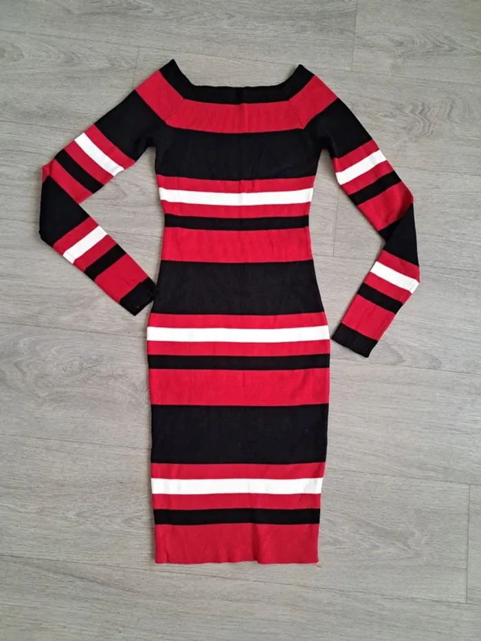 Robe moulante rayée