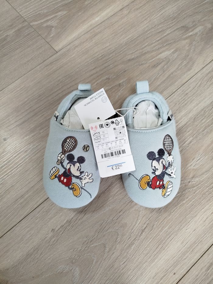 Chausson Mickey pointure 24 neuf - photo numéro 2
