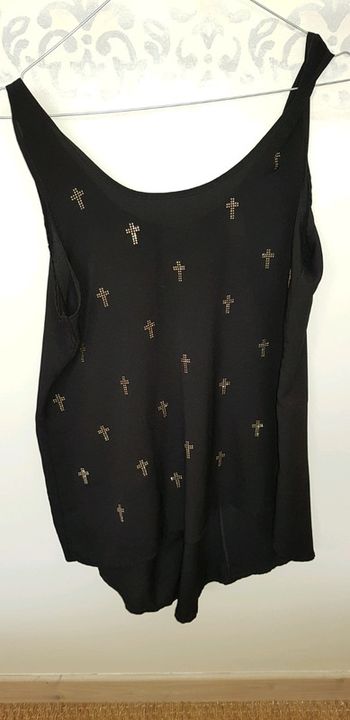 Haut noir avec croix or