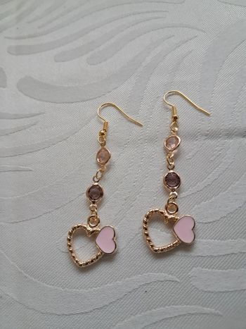 Boucle d'oreille pendant coeur rose
