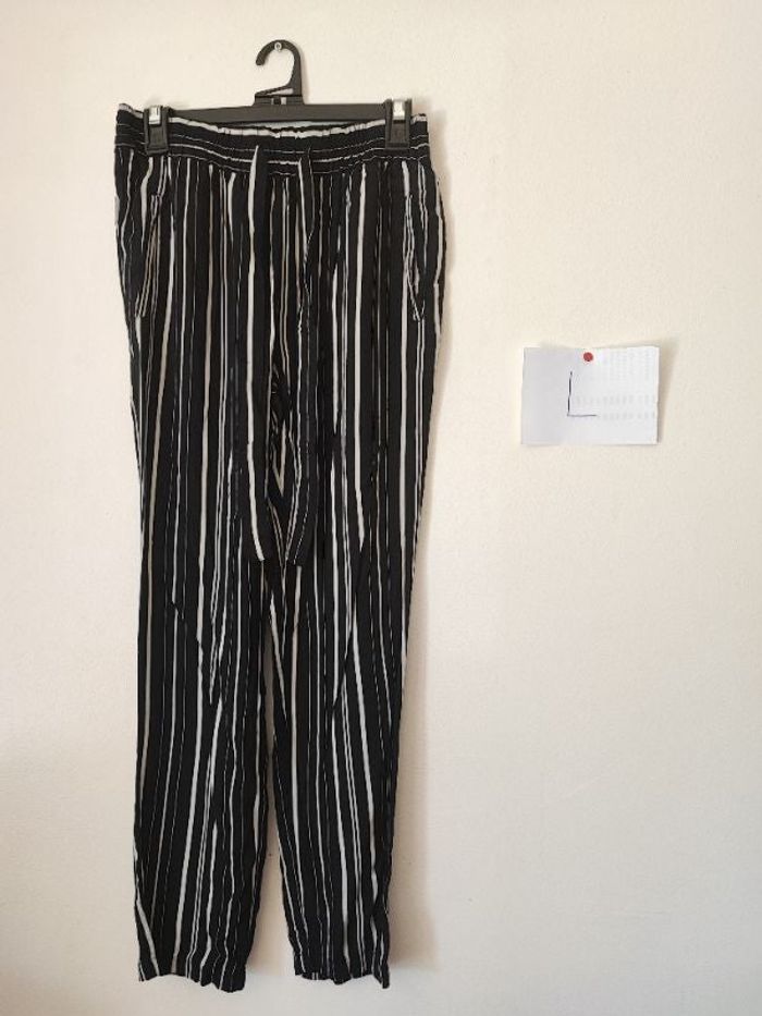 12 – Pantalon fluide noir à rayures blanches ⚫