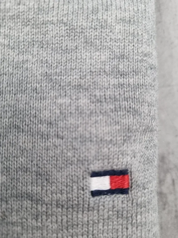 Pull Tommy Hilfiger Gris Clair – Col V – Taille L Homme (mesures en photos) - photo numéro 5