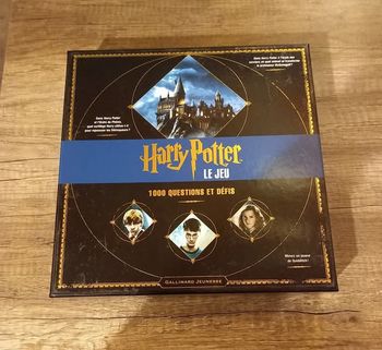 Jeu harry Potter 1000 questions et défis
Gallimard jeunesse à partir de 8 ans 
Les marques sur la boîte c est pas que c est abime mais c est le jeu qui est comme ça
Il a juste était ouvert et utilisé 1 fois