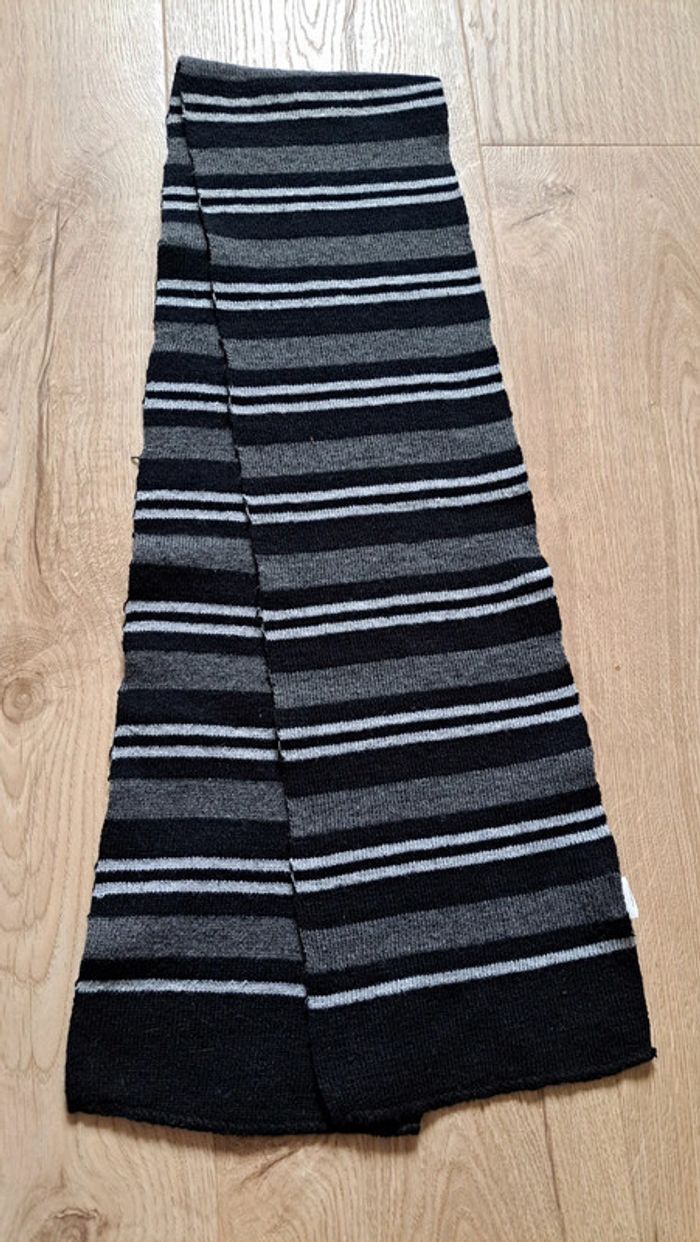 Écharpe comme neuve - photo numéro 3