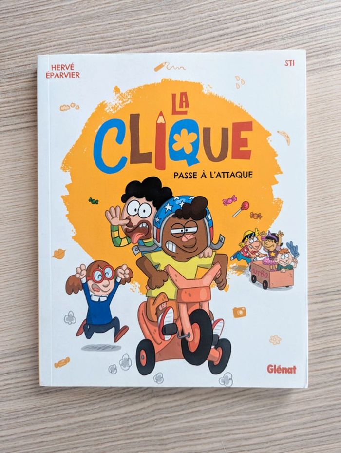 La clique passe à l'attaque