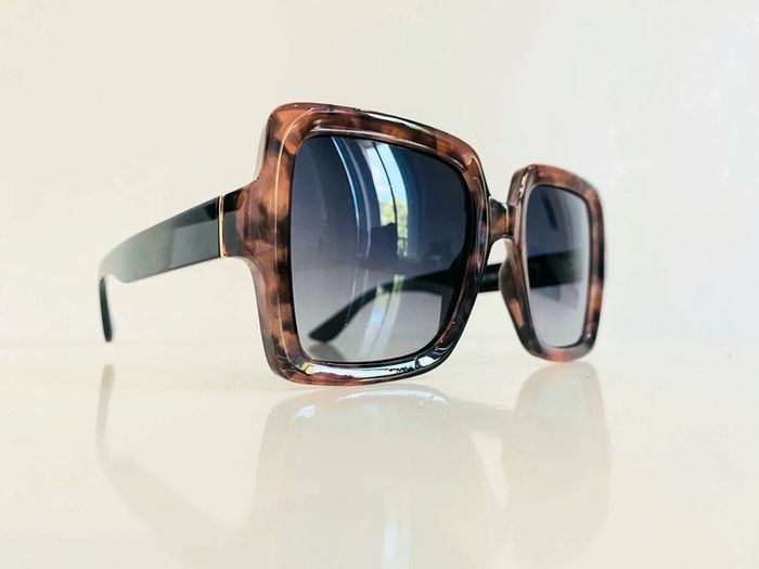 Lunette de soleil femme Polarisée carrée façade marron léopard bras noirs UV protection catégorie 3 - photo numéro 5