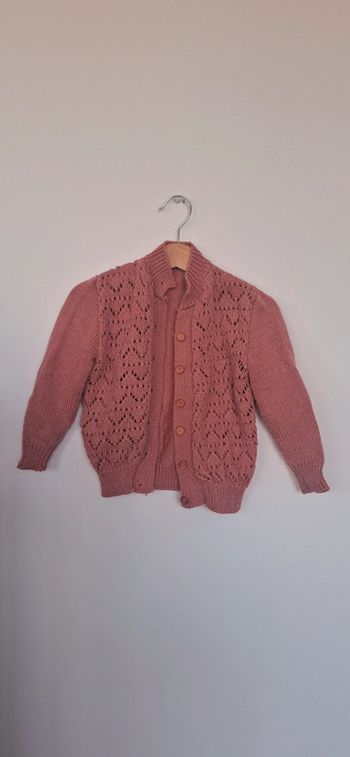 🧶 Gilet ajouré bois de rose – Douceur & style au rendez-vous ! 🌸