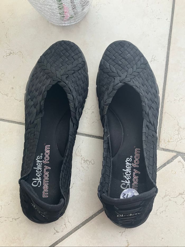 Très belles Skechers noires T. 38,5-39 Neuves - photo numéro 3