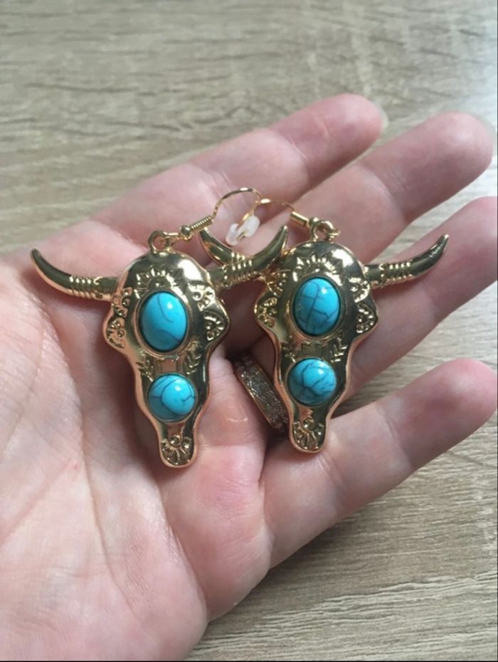 Boucles d’oreilles pendantes NEUVES  femme tête de buffle couleurs doré et turquoise - photo numéro 2