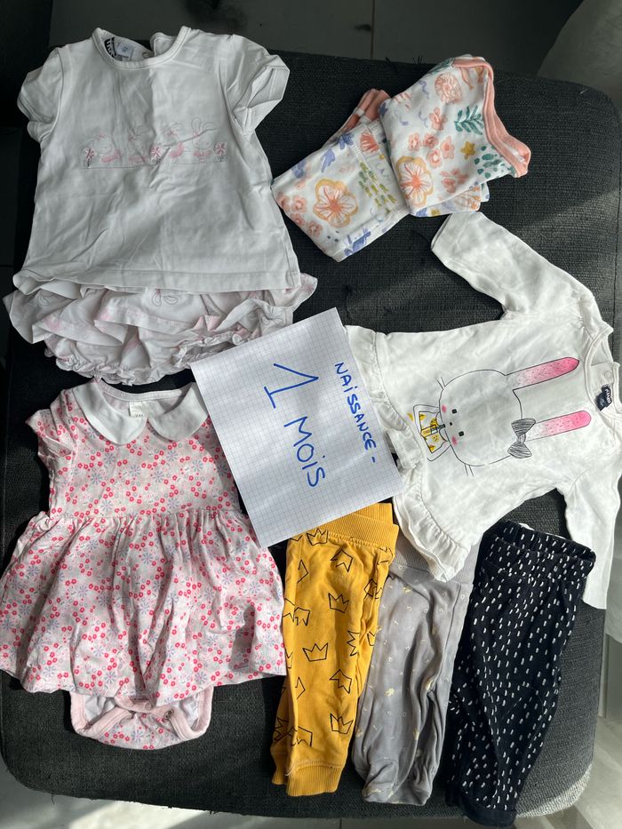 Lot vêtements fille taille 1 mois