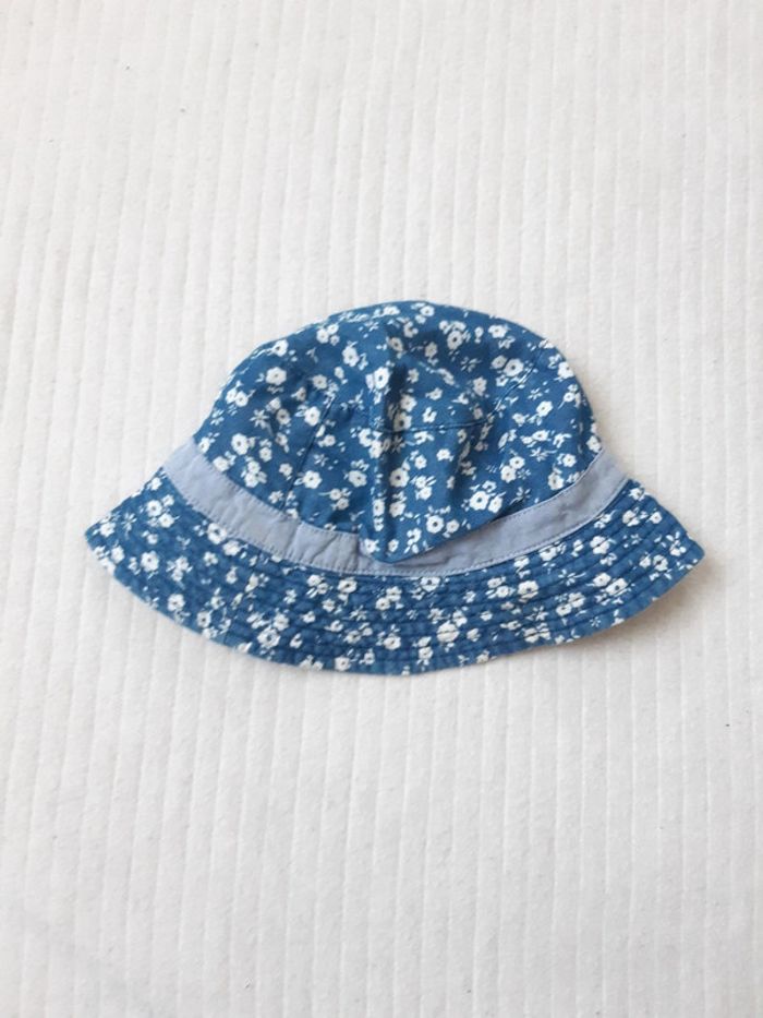 Chapeau bleu à fleurs blanches