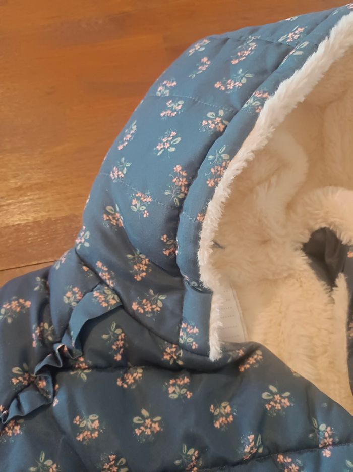 Superbe manteau  d'hiver bleu à fleurs - 9 mois - photo numéro 3