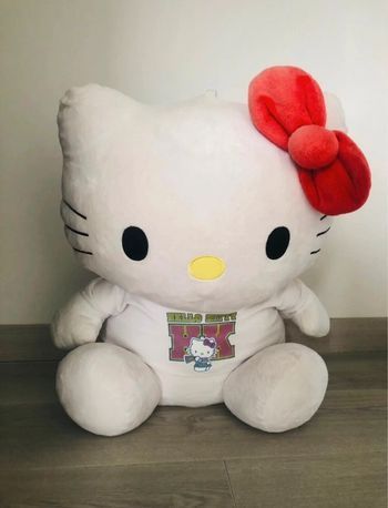 Énorme peluche hello kitty avec Tee shirt comme neuve
