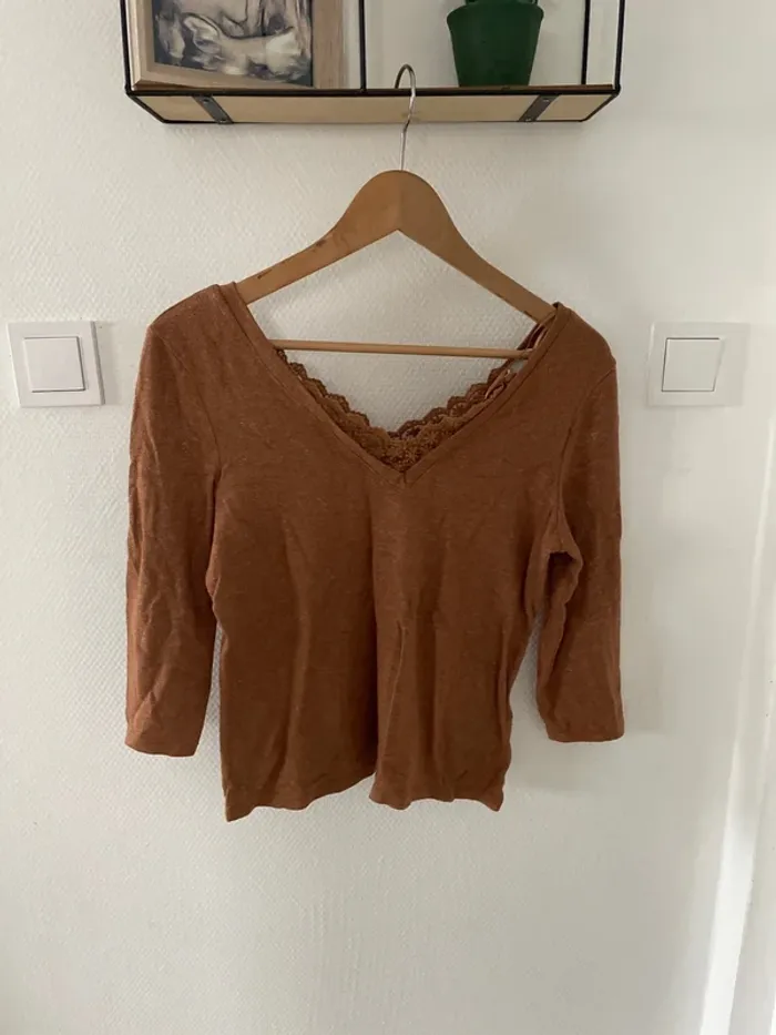 Pull col V dentelle camel