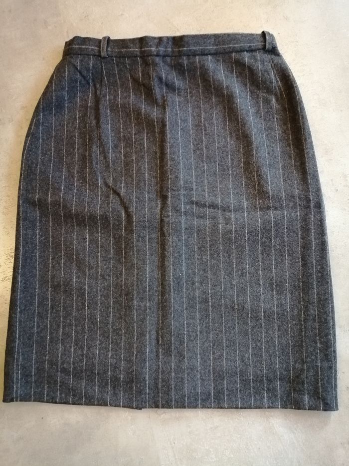 Jupe droite grise rayée blanche doublée Taille 36 Longueur 45 cm Faite par une couturière Neuve - photo numéro 2