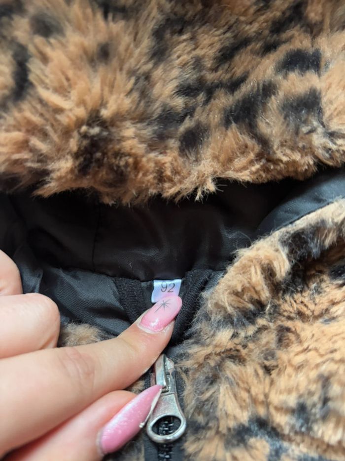 🌺Veste avec capuche en fausse fourrure au motif léopard marron et noir Taille 24mois/92cm🌺 - photo numéro 6