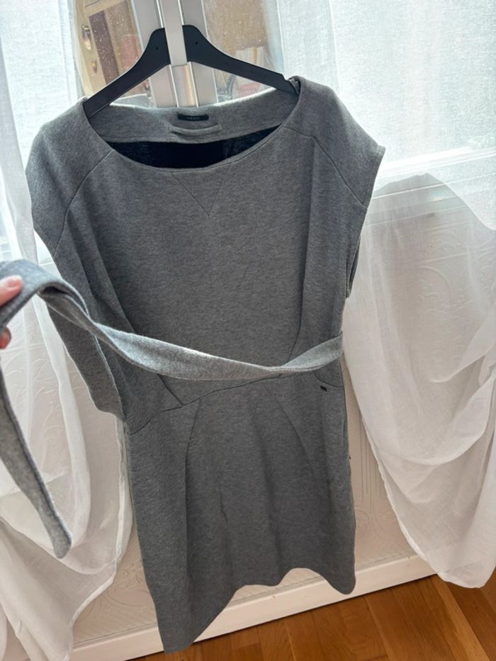 Robe grise IKKS - Taille 44. Avec sa ceinture - photo numéro 2