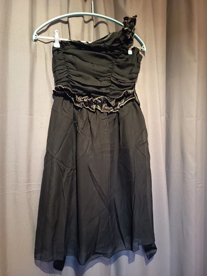 Robe de soirée noire, demi bustier une bretelle épaule gauche satin filet or. Marque U Queenie