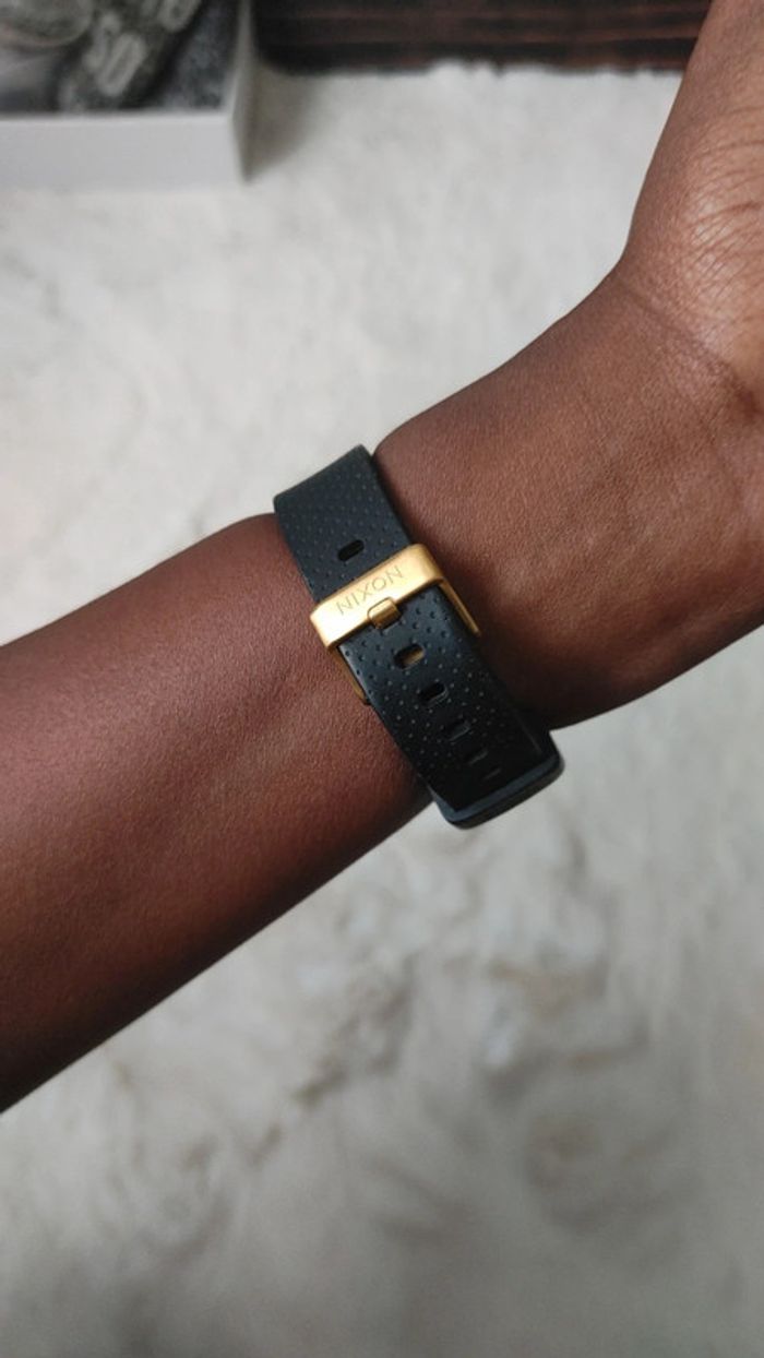 Magnifique montre Nixon en acier inoxydable doré bracelet en silicone noir Leila hurst - photo numéro 3