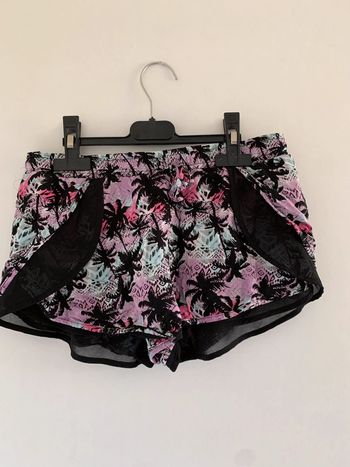Short noir et rose à motifs palmier Jennyfer