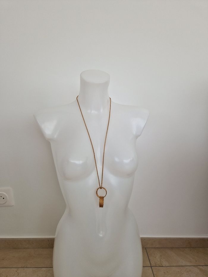 Collier long doré avec 2 anneaux liés