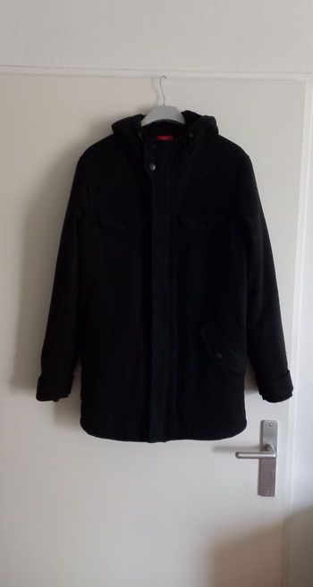 Manteau long à capuche. 