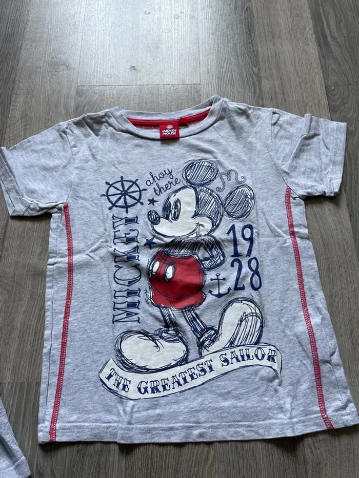 Un tee shirt et un pull 5 ans