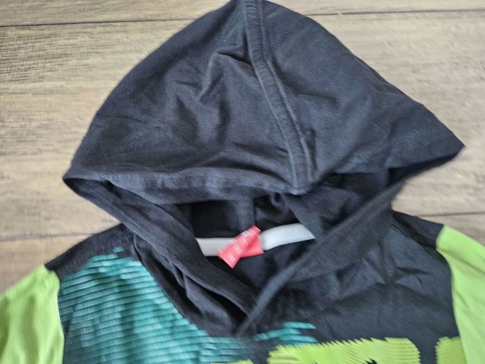 T.shirt manches longues à capuche noir et vert Puma 6 ans - photo numéro 4