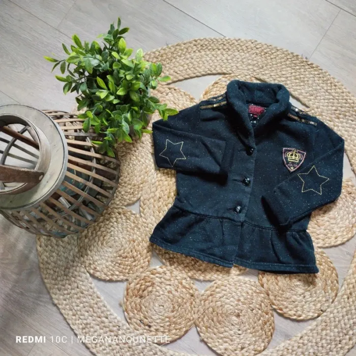 ⭐Veste fille 4 ans noire à paillettes – Style royal chic ⭐