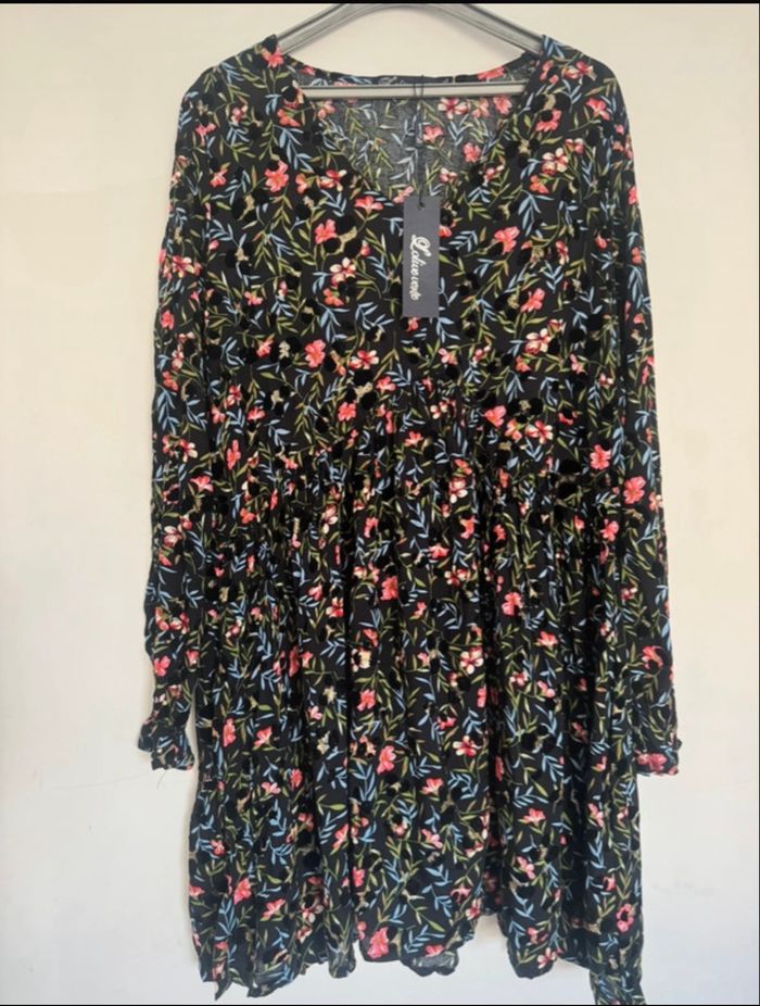 Robe fleurie et pastilles dorées