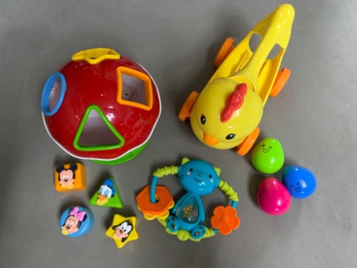 Lot jouets bébé
