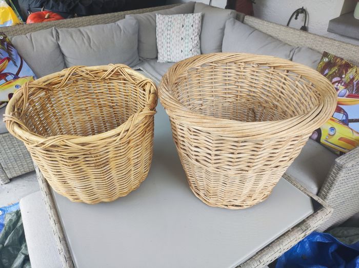 Deux paniers en osier